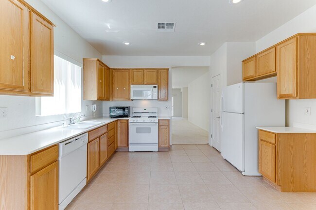 Building Photo - Spacious & Bright 3-Bed Home in Desirable ...