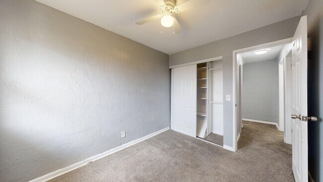 Building Photo - Elyria - updated 2 bedroom/1 bath townhouse.