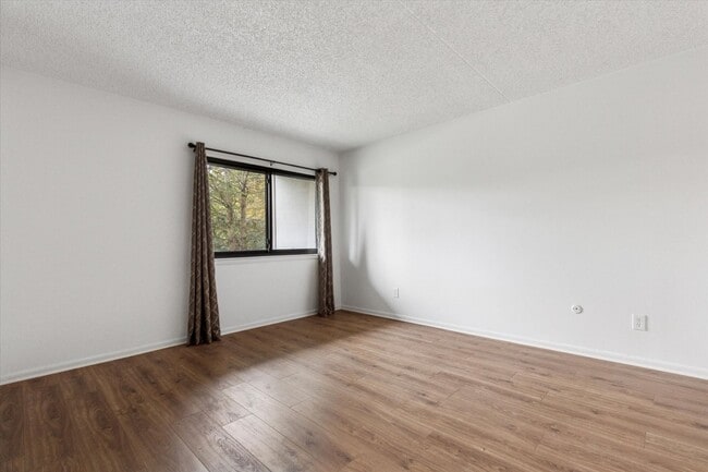 Building Photo - Available Immediately – 2B/1B First-Floor ...