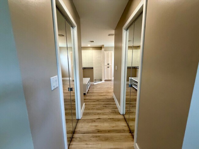 Building Photo - 4 bed 2bath with Pool