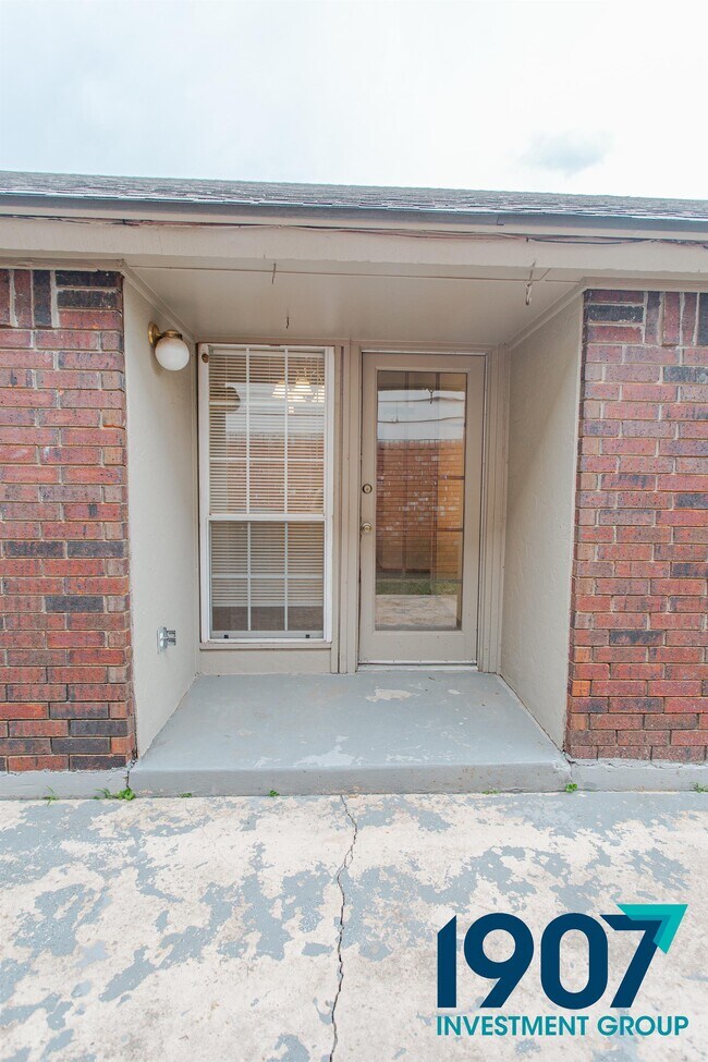 Building Photo - 2102 Briarcliff Dr
