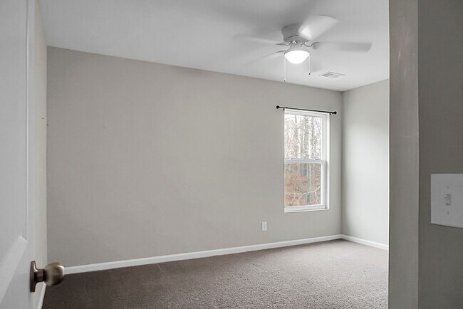Building Photo - 3 bedrooms, 2.5 bathrooms  2-car garage in...