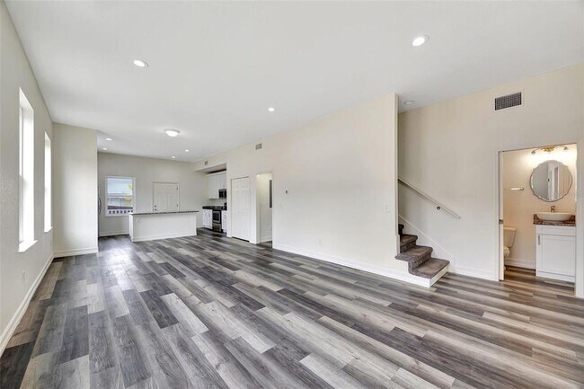 Building Photo - 912 E 20th Ave