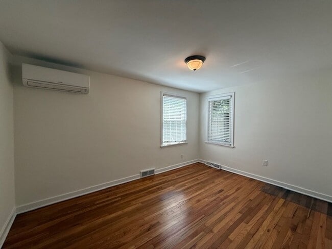 Building Photo - Charming One Floor Living Downtown!
