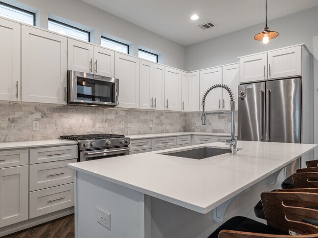 Building Photo - "Charming 4-Bed Houston Haven with Elegance on East 32nd Street!"