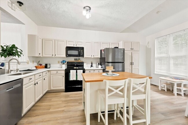 Building Photo - Town Home in Popular North Pointe