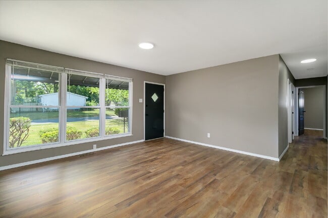 Building Photo - Charming & Modern 3 Bed / 1 Bath Home in F...