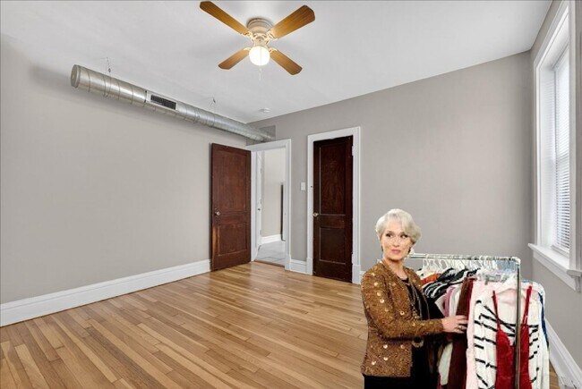 Building Photo - Meryl Wears Prada