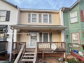 Building Photo - 2 Bed/2 Bath Townhome with Fenced Yard / Pet-Friendly / Vouchers Accepted / Available Now!