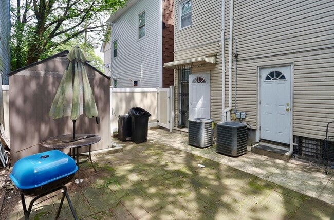 Building Photo - 221 Claremont Ave