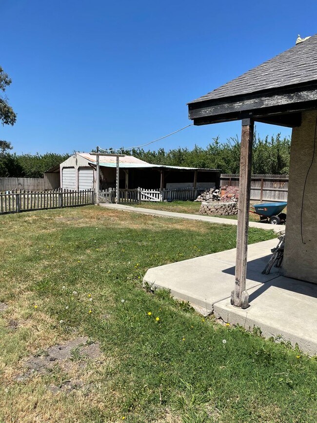 Building Photo - Beautiful Country-Style Home in Dos Palos,...