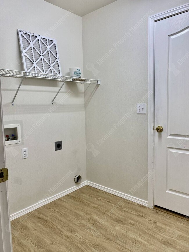 Building Photo - Single-Level home in NE Redmond with fenced backyard!