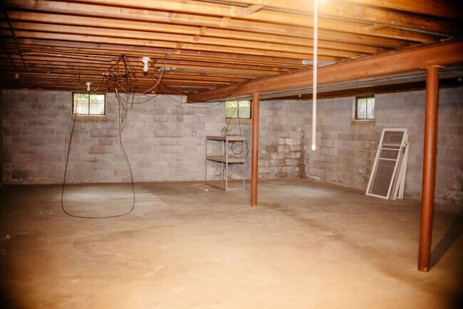 Building Photo - 425 Spring Dr