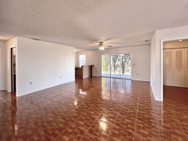 Building Photo - Spacious 3-Bedroom, 2-Bathroom in Winter H...