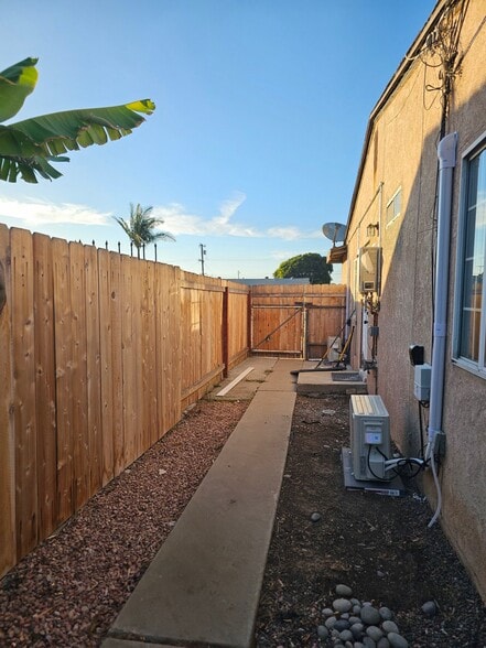 Building Photo - 873 Riverlawn Ave
