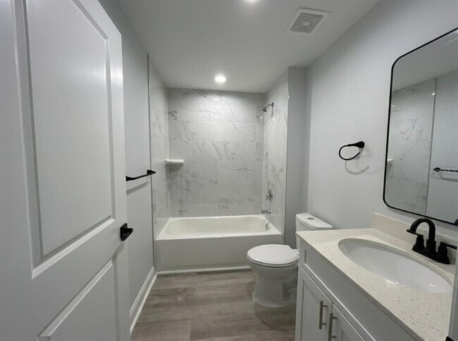Building Photo - 223 Oak Ln Trk