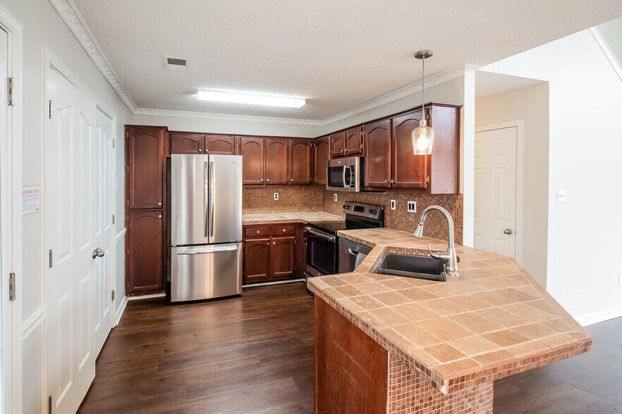 Building Photo - 6844 Charlotte Dr