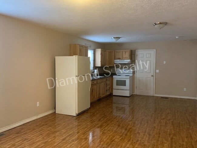 Building Photo - 3 Bedrooms / 1 Bath!  Cute and Charming Home Available Early May!