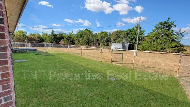 Building Photo - 9904 Risky's Ranch Dr