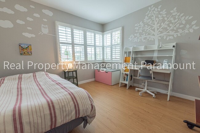 Building Photo - Modern, Eco-Friendly 4BR Home with Views i...