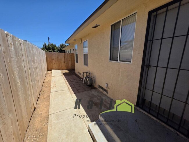 Building Photo - 2141 Flintridge Dr