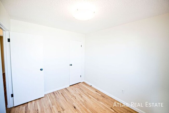 Building Photo - Beautiful 2 Bedroom 1 Bathroom On A Quiet ...