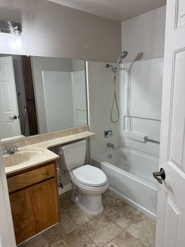 Building Photo - Charming 2-bedroom, 2-bathroom home locate...