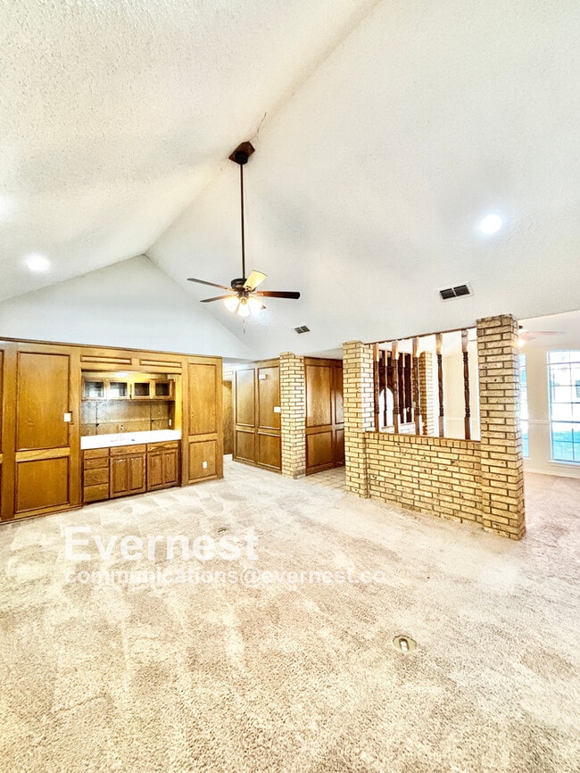 Building Photo - 698 Buttercup Dr