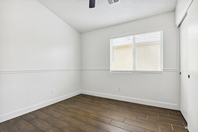 Building Photo - 3 Bedroom home with large backyard!