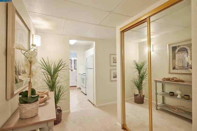 Entry Way - 340 N Civic Dr