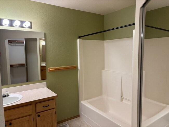 Building Photo - Beautiful 2 Bedroom, 2 Bath Bridlewood Ram...