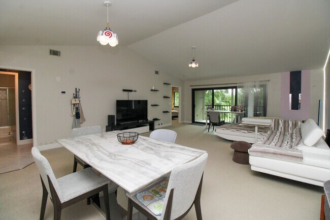 Building Photo - 5767 Deauville Cir
