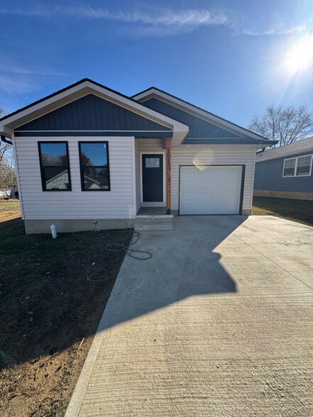 Primary Photo - 1015 Glezen St