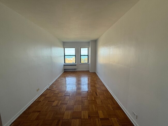 Building Photo - 6230 N Kenmore Ave