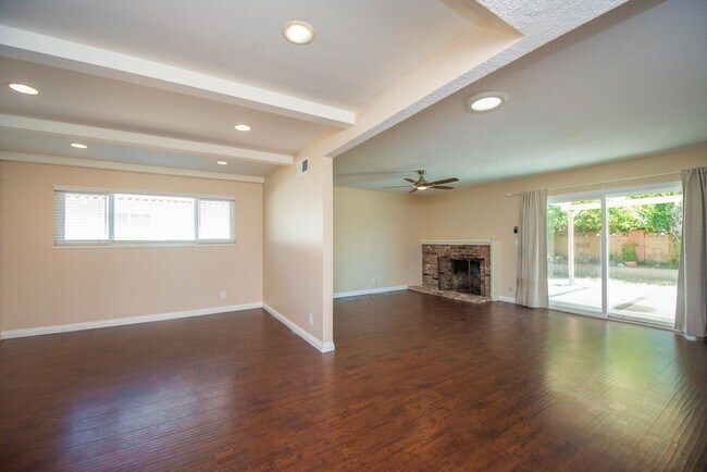 Building Photo - Single Family Stunner!