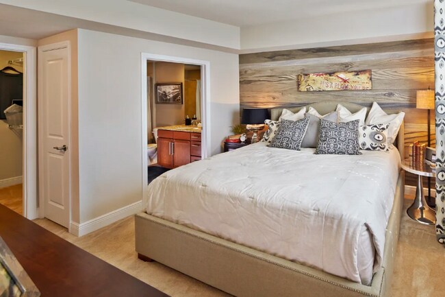 Building Photo - 5351 W Hillsboro Blvd