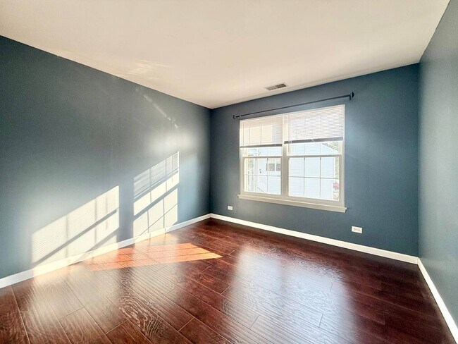 Building Photo - 433 Gloria Ln