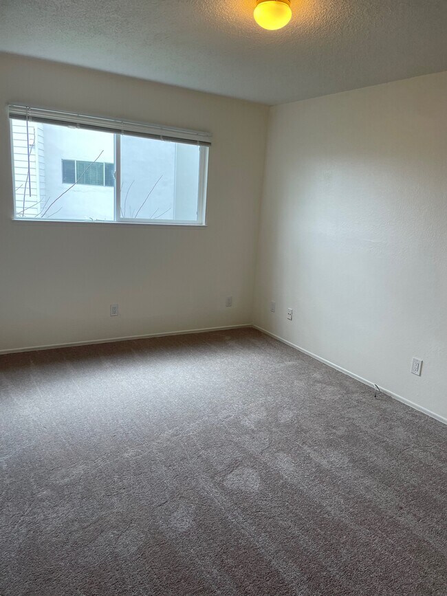 Building Photo - 260 Belden St