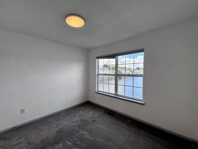 Building Photo - Charming Lakefront Townhome