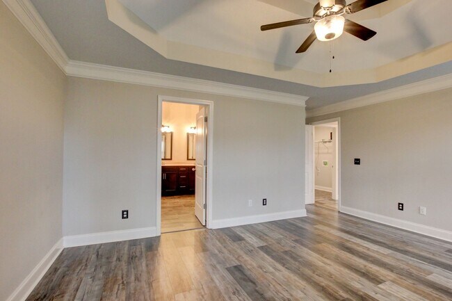 Building Photo - Sharp 3bed 2 ba.  upgrades throughout.