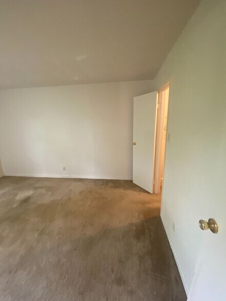 Building Photo - 32 Woodglen Apartment