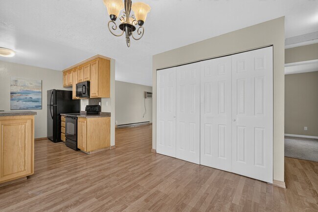 Building Photo - 835 Bing Dr