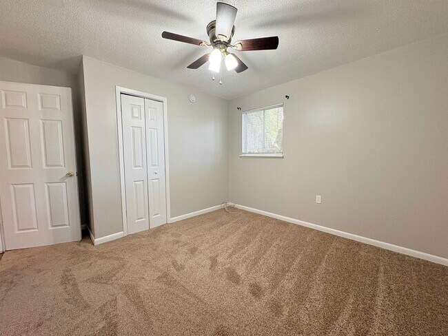 Building Photo - 2922 Oakwood Dr