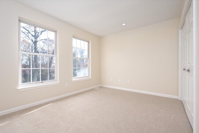 Building Photo - 2942 S Haven Dr