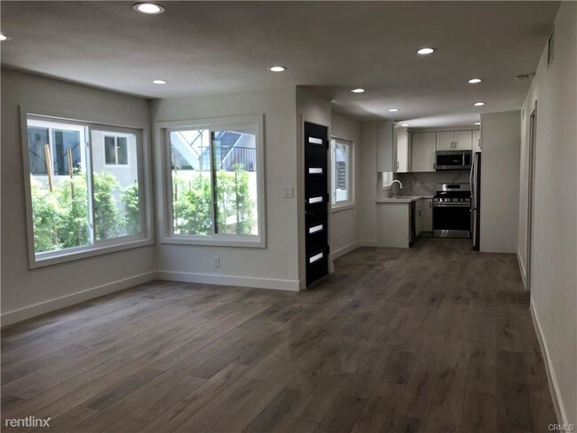 Building Photo - 208 Avenida Victoria