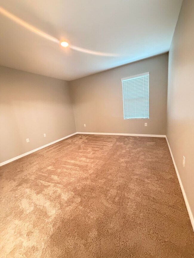 Building Photo - 4 Bedroom, 2 bathroom, spacious home in Winter Haven ...