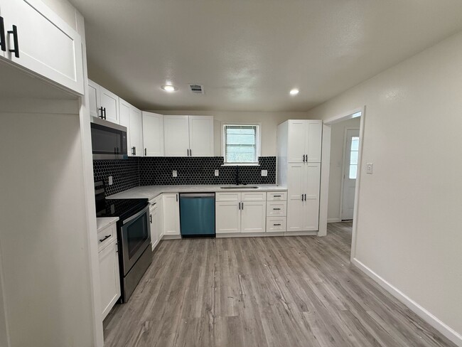 Building Photo - 222 San Angelo Ave