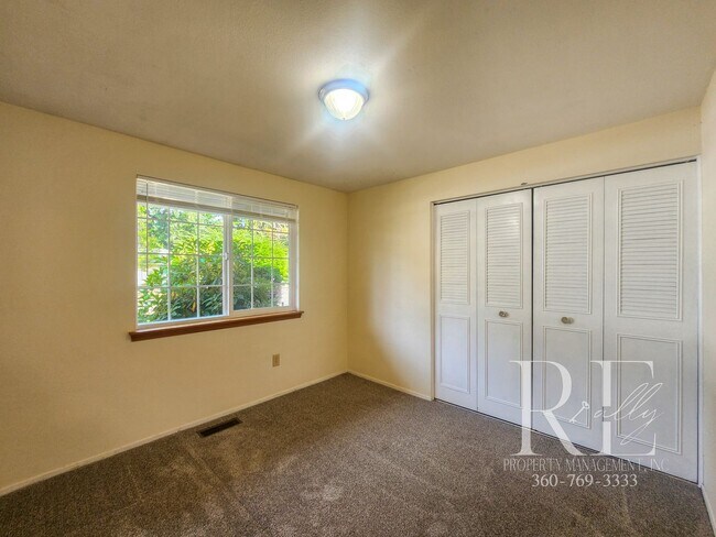 Building Photo - Spacious 4-Bedroom Rambler with Fenced Yar...