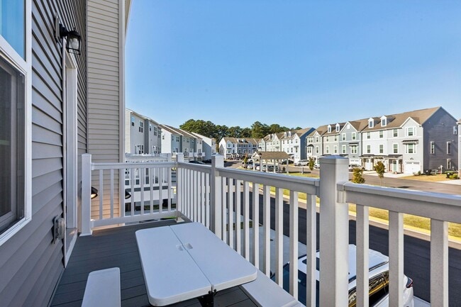 Building Photo - Chesapeake, 3 bedrooms, End Unit- Quick Mo...