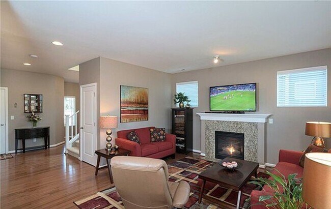 Building Photo - Exquisitely Beautiful Home with 3 bed and 2.5 Bath